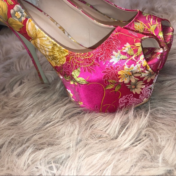 Shoe - Picture 3 of 5